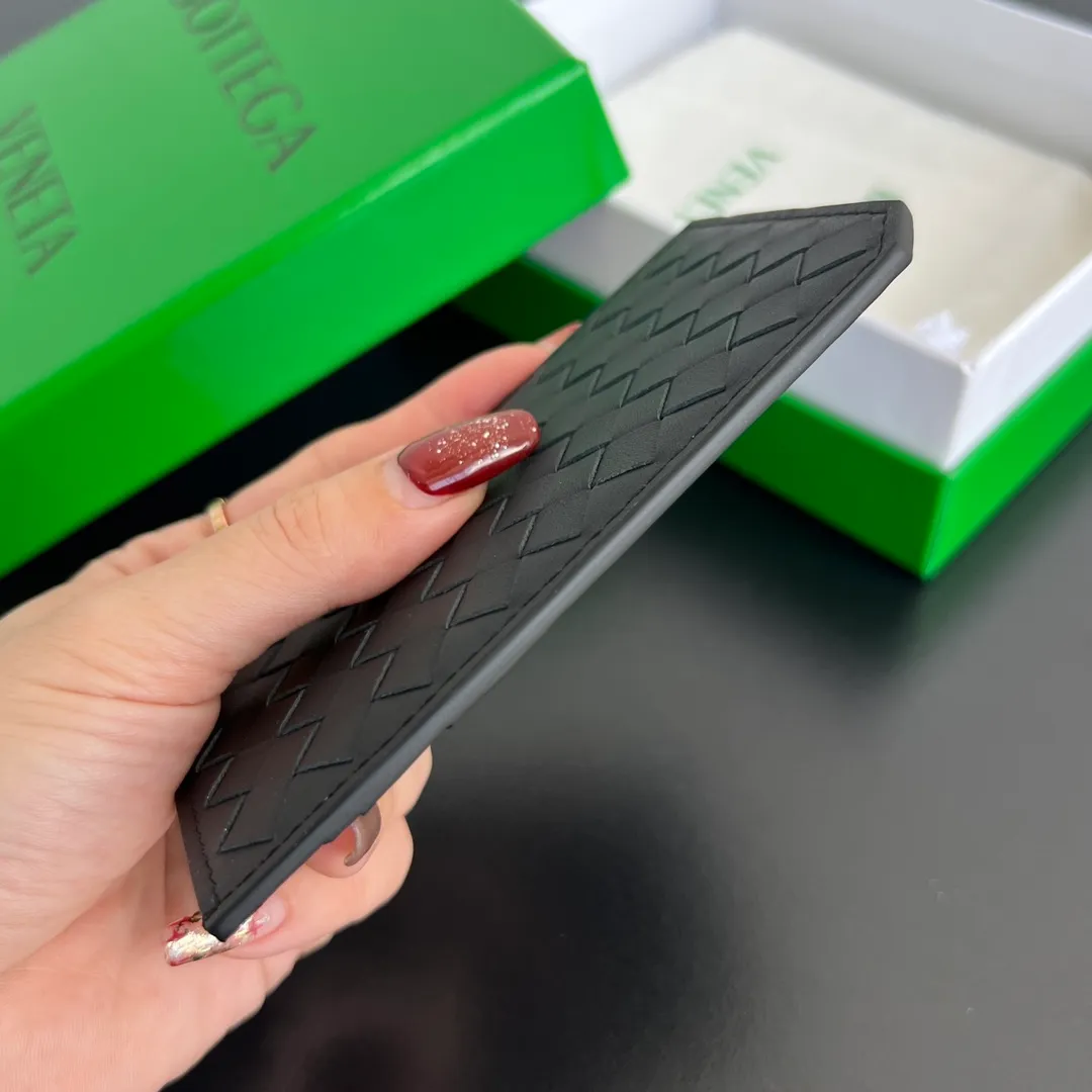 BV’s new 796963 woven Piccolo vertical card holder. The classic small woven work that I miss 0.7 is back. It’s really designed. The calfskin texture is high-end. It’s carefully designed with four card slots and a central compartment. You can also put cash in for daily use. You deserve to have such an thoughtful design. P440 Size: 12*7*0.5 layer cm